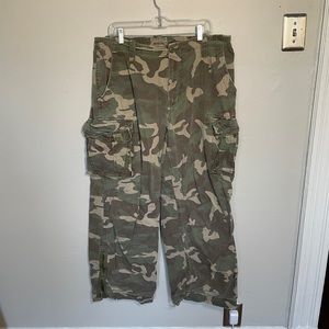 VTG Camo Cargo pants 38x30  2.5 in tear left ankle